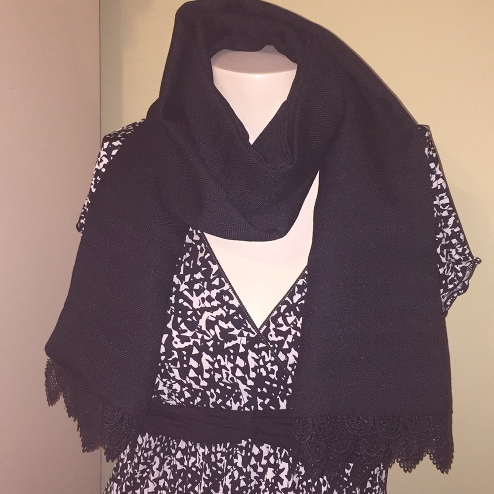 NEW WITHOUT TAG BLACK WRAP/ SCARF🌹 - Picture 5 of 13